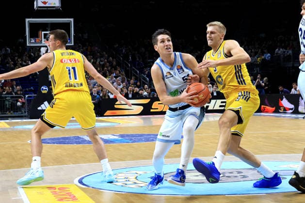 24.09.2026, Deutschland, GER, DEU, Basketball, 1.Bundesliga, 1.Tag, Saison 2026 2027, Berlin, ALBA Berlin vs Frankfurt Skyliners Sam Griesel ( ALBA Berlin 5 ), JOE WIESKAMP ( ALBA Berlin 11 ), Ryan Arcidiacono ( Frankfurt Skyliners 51 ) nordphoto GmbH Engler Berlin Uber-Arena Bundesland Deutschland Copyright: xNordphotox xEnglerx