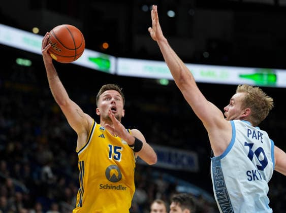 Martin Hermannsson (Alba Berlin, 15) schiesst gegen Till Pape (Fraport Skyliners Frankfurt, 19) auf den Korb. GER, Alba Berlin vs Fraport Skyliners Frankfurt, easyCredit BBL, 2. Spieltag, Saison 2026 27, Uber Arena, Berlin, 24.09.2026 Alba Berlin vs Fraport Skyliners Frankfurt, easyCredit BBL, 2. Spieltag, Saison 2026 67, 24.09.2026 Berlin Copyright: xEibner-Pressefoto ScottxColemanx EP_SCN