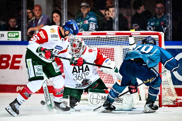 Ryan Button (Augsburger Panther, 55) Peyton Jones (Augsburger Panther, 41) Justin Scott (Iserlohn Roosters, 20), GER, Iserlohn Roosters vs. Augsburger Panther, Eishockey, Penny-DEL, 3. Spieltag, Spielzeit 2026 2027, 24.09.2026, GER, Iserlohn Roosters vs. Augsburger Panther, Eishockey, Penny-DEL, 3. Spieltag, Spielzeit 2026 2027, 24.09.2026 Iserlohn Copyright: xJonasxBrockmann Eibner-Pressefotx EP_JBN