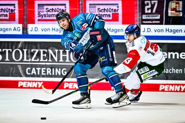 Cole Maier (Iserlohn Roosters, 14) Tim Wohlgemuth (Augsburger Panther, 33), GER, Iserlohn Roosters vs. Augsburger Panther, Eishockey, Penny-DEL, 3. Spieltag, Spielzeit 2026 2027, 24.09.2026, GER, Iserlohn Roosters vs. Augsburger Panther, Eishockey, Penny-DEL, 3. Spieltag, Spielzeit 2026 2027, 24.09.2026 Iserlohn Copyright: xJonasxBrockmann Eibner-Pressefotx EP_JBN