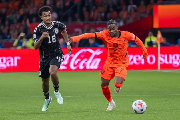 Nathaniel Brwon (Deiutschland, 18) und Crysencio Summerville (Niederlande, 07) im Sprintduell. Niederlande vs. Deutschland, Fussball, UEFA Nations League, 01. Spieltag, Gruppe B, Saison 2026 2027, 24.09.2026 Niederlande vs. Deutschland, Fussball, UEFA Nations League, 01. Spieltag, Gruppe B, Saison 2026 2027, 24.09.2026 Amsterdam Copyright: xEibner-Pressefoto ThomasxHaeslerx EP_THR