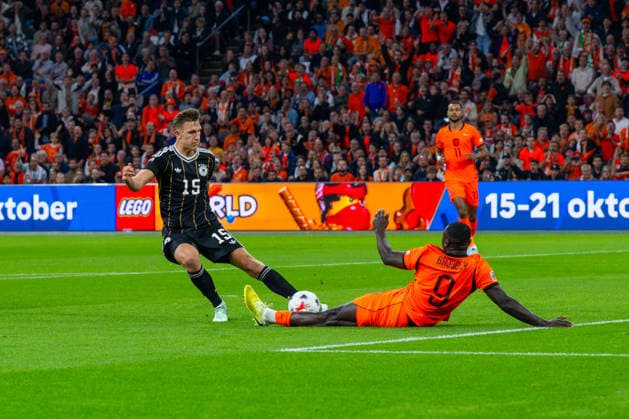 Fußball, Herren, Saison 2026 27, UEFA Nations League (Liga A, Gruppe 2, 1. Spieltag) in Amsterdam, Niederlande - Deutschland, v. l. Nico Schlotterbeck (Deutschland), Brian Brobbey (Niederlande), 24.09.2026, Copyright: xMatthiasxKochx