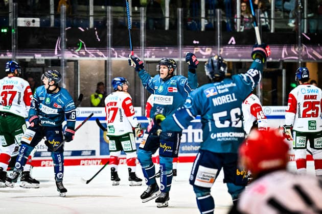 Torjubel, Jubel, Freude bei Torschütze Maximilian Eisenmenger (Iserlohn Roosters, 41) Robin Norell (Iserlohn Roosters, 56) Johannes Krauss (Iserlohn Roosters, 16), GER, Iserlohn Roosters vs. Augsburger Panther, Eishockey, Penny-DEL, 3. Spieltag, Spielzeit 2026 2027, 24.09.2026, GER, Iserlohn Roosters vs. Augsburger Panther, Eishockey, Penny-DEL, 3. Spieltag, Spielzeit 2026 2027, 24.09.2026 Iserlohn Copyright: xJonasxBrockmann Eibner-Pressefotx EP_JBN