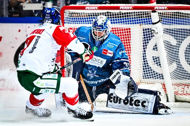 Luke Toporowski (Augsburger Panther, 77) vor Hendrik Hane (Iserlohn Roosters, 32), GER, Iserlohn Roosters vs. Augsburger Panther, Eishockey, Penny-DEL, 3. Spieltag, Spielzeit 2026 2027, 24.09.2026, GER, Iserlohn Roosters vs. Augsburger Panther, Eishockey, Penny-DEL, 3. Spieltag, Spielzeit 2026 2027, 24.09.2026 Iserlohn Copyright: xJonasxBrockmann Eibner-Pressefotx EP_JBN
