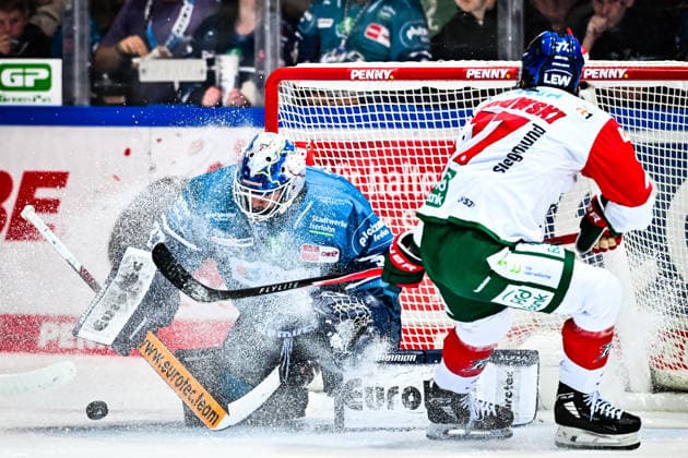 Hendrik Hane (Iserlohn Roosters, 32) haelt den Puck vor Luke Toporowski (Augsburger Panther, 77), GER, Iserlohn Roosters vs. Augsburger Panther, Eishockey, Penny-DEL, 3. Spieltag, Spielzeit 2026 2027, 24.09.2026, GER, Iserlohn Roosters vs. Augsburger Panther, Eishockey, Penny-DEL, 3. Spieltag, Spielzeit 2026 2027, 24.09.2026 Iserlohn Copyright: xJonasxBrockmann Eibner-Pressefotx EP_JBN