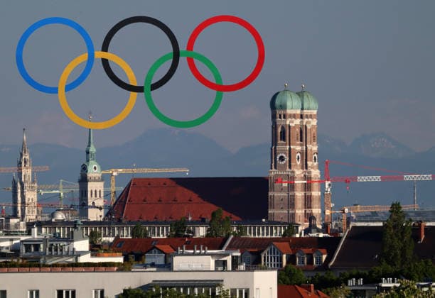 ! ACHTUNG FOTOMONTAGE, NUR REDAKTIONELL VERWENDBAR ! Hier im Bild die Skyline von München u.a. mit der Frauenkirche, Stadtblick, wo über eine mögliche Olympiavergabe nach München erneut die Olympischen Sommerspiele ausgetragen werden sollen,abgestimmt wird, Olympiabewerbung München, Olympia, Landeshauptstadt, hier mit dem abfotografierten Olympischen Ringen, Abstimmung, Abstimmung
