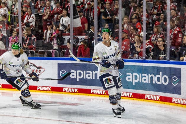 Neuzugang Jean-Luc Foudy (Eisbaeren Berlin, 55) schaut sich vor dem Spiel beeindruckt in der großen Halle um Koelner Haie vs. Eisbaeren Berlin, Eishockey, Penny DEL, Spieltag 03, 2026 2027, 25.09.2026 Koelner Haie vs. Eisbaeren Berlin, Eishockey, Penny DEL, Spieltag 03, 2026 2027, 25.09.2026 Koeln Copyright: xEibner-Pressefoto GerhardxWingenderx EP_GWR