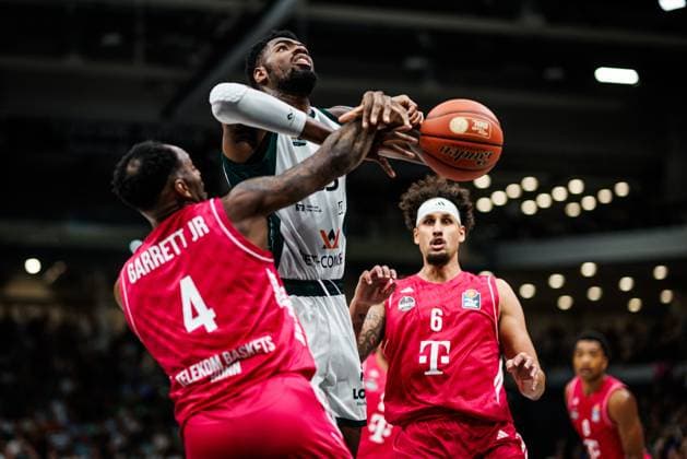 Ejiofor Onu (Gladiators Trier) im Zweikampf mit Jeff Garret Jr (Telekom Baskets Bonn) und Michael Kessens (Telekom Baskets Bonn), Aktion Action Vet Concept Gladiators Trier vs Telekom Baskets Bonn, Basketball, easyCredit BBL, 2. Spieltag, Saison 2026 2027, 25.09.2026 Vet Concept Gladiators Trier vs Telekom Baskets Bonn, Basketball, easyCredit BBL, 2. Spieltag, Saison 2026 2027, 25.09.2026 Copyright: xEibnerxPressefotox EP_ANS