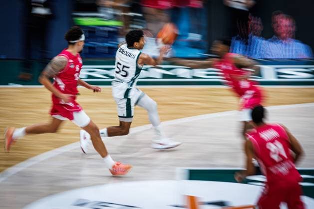 Eli Brooks (Gladiators Trier) im Zweikampf mit Michael Kessens (Telekom Baskets Bonn) und Joel Aminu (Telekom Baskets Bonn), Aktion Action Vet Concept Gladiators Trier vs Telekom Baskets Bonn, Basketball, easyCredit BBL, 2. Spieltag, Saison 2026 2027, 25.09.2026 Vet Concept Gladiators Trier vs Telekom Baskets Bonn, Basketball, easyCredit BBL, 2. Spieltag, Saison 2026 2027, 25.09.2026 Copyright: xEibnerxPressefotox EP_ANS