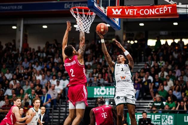 Austin Crowley (Gladiators Trier) im Zweikampf mit Alijah Comithier (Telekom Baskets Bonn), Aktion Action Vet Concept Gladiators Trier vs Telekom Baskets Bonn, Basketball, easyCredit BBL, 2. Spieltag, Saison 2026 2027, 25.09.2026 Vet Concept Gladiators Trier vs Telekom Baskets Bonn, Basketball, easyCredit BBL, 2. Spieltag, Saison 2026 2027, 25.09.2026 Copyright: xEibnerxPressefotox EP_ANS