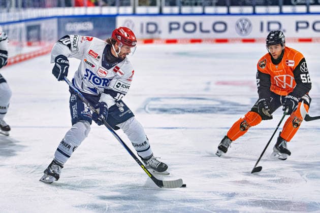 Mirko Hoefflin (Nr. 10 Schwenninger Wild Wings) gegen Sven Ziegler (Nr. 52 Grizzlys Wolfsburg) GER, Grizzlys Wolfsburg gegen Schwenninger Wild Wings, Eishockey, Penny DEL, Woche 3, Spielzeit 2026 27, 25.09.2026 GER, Grizzlys Wolfsburg gegen Schwenninger Wild Wings, Eishockey, Penny DEL, Woche 3, Spielzeit 2026 27, 25.09.2026 Wolfsburg Copyright: xEibner-Pressefoto DanielxREINELTx EP_DRT