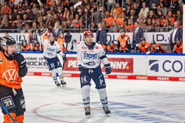 Sebastian Uvira (Nr. 93 Schwenninger Wild Wings)ä jubelt nach dem 0:1 GER, Grizzlys Wolfsburg gegen Schwenninger Wild Wings, Eishockey, Penny DEL, Woche 3, Spielzeit 2026 27, 25.09.2026 GER, Grizzlys Wolfsburg gegen Schwenninger Wild Wings, Eishockey, Penny DEL, Woche 3, Spielzeit 2026 27, 25.09.2026 Wolfsburg Copyright: xEibner-Pressefoto DanielxREINELTx EP_DRT