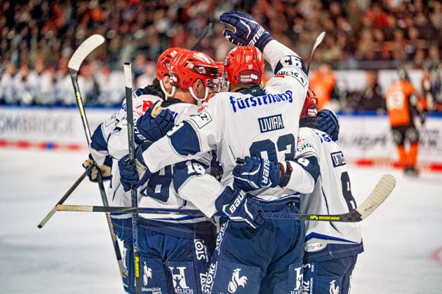 Freude bei den Schwenningern rund um Sebastian Uvira (Nr. 93 Schwenninger Wild Wings) und Eric Cornel (Nr. 18 Schwenninger Wild Wings) GER, Grizzlys Wolfsburg gegen Schwenninger Wild Wings, Eishockey, Penny DEL, Woche 3, Spielzeit 2026 27, 25.09.2026 GER, Grizzlys Wolfsburg gegen Schwenninger Wild Wings, Eishockey, Penny DEL, Woche 3, Spielzeit 2026 27, 25.09.2026 Wolfsburg Copyright: xEibner-Pressefoto DanielxREINELTx EP_DRT