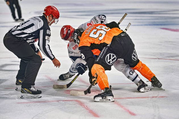 Bully mit Eric Cornel (Nr. 18 Schwenninger Wild Wings) und Tyler Gaudet (Nr. 58 Grizzlys Wolfsburg) GER, Grizzlys Wolfsburg gegen Schwenninger Wild Wings, Eishockey, Penny DEL, Woche 3, Spielzeit 2026 27, 25.09.2026 GER, Grizzlys Wolfsburg gegen Schwenninger Wild Wings, Eishockey, Penny DEL, Woche 3, Spielzeit 2026 27, 25.09.2026 Wolfsburg Copyright: xEibner-Pressefoto DanielxREINELTx EP_DRT