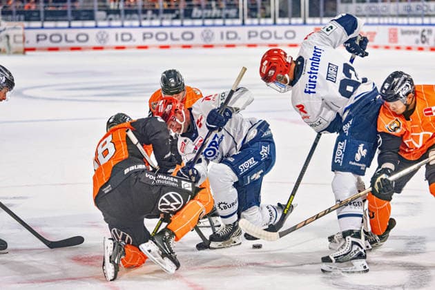 Sebastian Uvira (Nr. 93 Schwenninger Wild Wings) gegen Tyler Gaudet (Nr. 58 Grizzlys Wolfsburg) GER, Grizzlys Wolfsburg gegen Schwenninger Wild Wings, Eishockey, Penny DEL, Woche 3, Spielzeit 2026 27, 25.09.2026 GER, Grizzlys Wolfsburg gegen Schwenninger Wild Wings, Eishockey, Penny DEL, Woche 3, Spielzeit 2026 27, 25.09.2026 Wolfsburg Copyright: xEibner-Pressefoto DanielxREINELTx EP_DRT