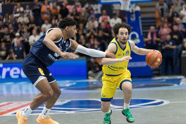 Kostja Mushidi (MBC, 10), Isaiah Moses (Jena, 11), Syntainics MBC vs. Science City Jena, BBL, Basketball Männer, 1. Bundesliga, 2. Spieltag, Saison 2026 27, 25.09.2026. Weißenfels Stadthalle Sachsen-Anhalt Deutschland