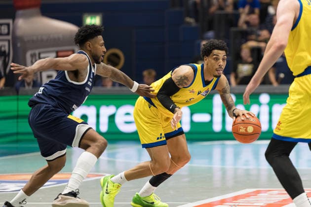 Anthony Gaines (MBC, 11), Terrence Edwards Jr. (Jena, 5), Syntainics MBC vs. Science City Jena, BBL, Basketball Männer, 1. Bundesliga, 2. Spieltag, Saison 2026 27, 25.09.2026. Weißenfels Stadthalle Sachsen-Anhalt Deutschland