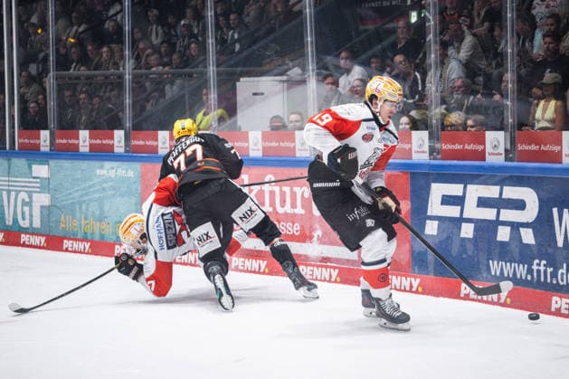 Daniel Pfaffengut (Loewen Frankfurt, 77) GER, Loewen Frankfurt vs. Nuernberg Ice Tigers, Eishockey, Penny DEL, 3. Spieltag, Saison 2026 2027, 25.09.2026 Eibner-Pressefoto Attila Ziga GER, Loewen Frankfurt vs. Nuernberg Ice Tigers, Eishockey, Penny DEL, 3. Spieltag, Saison 2026 2027, 25.09.2026 Frankfurt Copyright: xEibner-Pressefotox EP_AZA