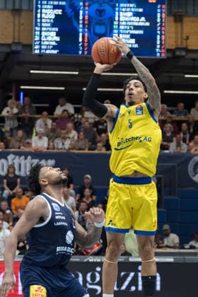 Anthony Gaines (MBC, 11), Terrence Edwards Jr. (Jena, 5), Syntainics MBC vs. Science City Jena, BBL, Basketball Männer, 1. Bundesliga, 2. Spieltag, Saison 2026 27, 25.09.2026. Weißenfels Stadthalle Sachsen-Anhalt Deutschland