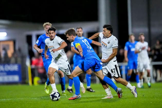 v.li.: Tasos Leonidis (SVS, 29), Emilian Lässig (FC Astoria, 13), Arianit Ferati (SVS, 47), Zweikampf, Spielszene, Duell, duel, tackle, tackling, Dynamik, Action, Aktion, 25.09.2026, Walldorf (Deutschland), Fussball, Regionalliga Südwest, FC-Astoria Walldorf - SV Sandhausen