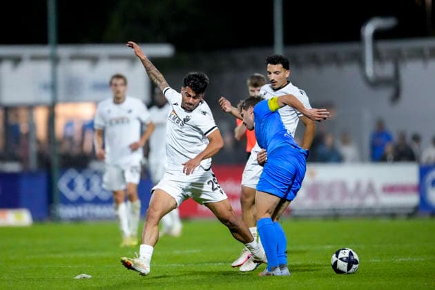v.li.: Tasos Leonidis (SVS, 29), Emilian Lässig (FC Astoria, 13), Arianit Ferati (SVS, 47), Zweikampf, Spielszene, Duell, duel, tackle, tackling, Dynamik, Action, Aktion, 25.09.2026, Walldorf (Deutschland), Fussball, Regionalliga Südwest, FC-Astoria Walldorf - SV Sandhausen