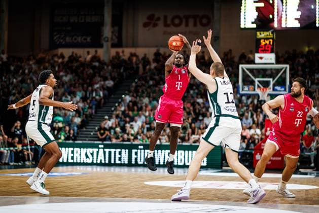 John Michael Wright (Telekom Baskets Bonn) im Zweikampf mit Justin Simon (Gladiators Trier) und Marten Linssen (Gladiators Trier), Aktion Action Vet Concept Gladiators Trier vs Telekom Baskets Bonn, Basketball, easyCredit BBL, 2. Spieltag, Saison 2026 2027, 25.09.2026 Vet Concept Gladiators Trier vs Telekom Baskets Bonn, Basketball, easyCredit BBL, 2. Spieltag, Saison 2026 2027, 25.09.2026 Copyright: xEibnerxPressefotox EP_ANS