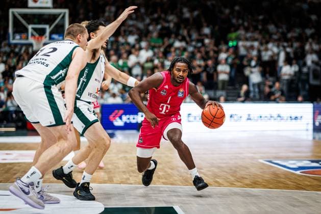 John Michael Wright (Telekom Baskets Bonn) im Zweikampf mit Clay Guillozet (Gladiators Trier) und Marten Linssen (Gladiators Trier), Aktion Action Vet Concept Gladiators Trier vs Telekom Baskets Bonn, Basketball, easyCredit BBL, 2. Spieltag, Saison 2026 2027, 25.09.2026 Vet Concept Gladiators Trier vs Telekom Baskets Bonn, Basketball, easyCredit BBL, 2. Spieltag, Saison 2026 2027, 25.09.2026 Copyright: xEibnerxPressefotox EP_ANS