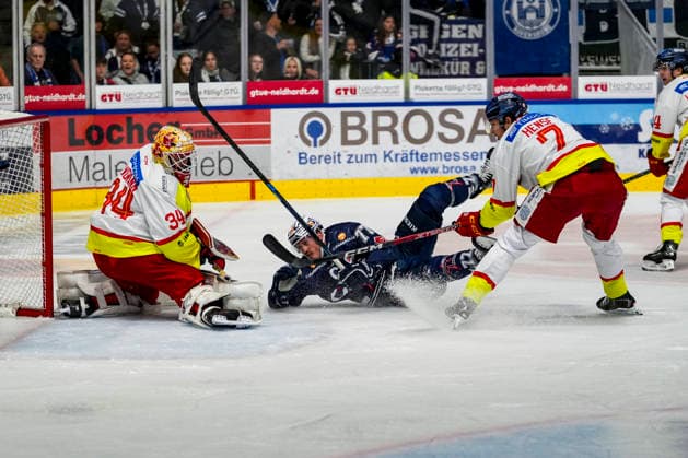 Torchance zum 1:0 vo Robbie Czarnik (Towerstars Ravensburg, 77) gegen Jonas Langmann (Duesseldorfer EG, 34) und Max Hense (Duesseldorfer EG, 7), GER, Ravensburg Towerstars vs. Duesseldorfer EG, Eishockey, DEL2 Hauptrunde, 3. Spieltag, Spielzeit 2026 2027, 25.09.2026 GER, Ravensburg Towerstars vs. Duesseldorfer EG, Eishockey, DEL2 Hauptrunde, 3. Spieltag, Spielzeit 2026 2027, 25.09.2026 Ravensburg Copyright: xEibner-Pressefoto MaximilianxRistx EP_MRT