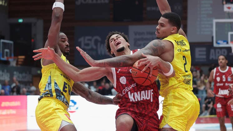 Im Bild: v.li. Nate Johnson (EWE Baskets Oldenburg, 10), Brandon Tischler (Wuerzburg Baskets, 8) am Ball und Demajeo Wiggins (EWE Baskets Oldenburg, 2) 25.09.2026, Fitness First Wuerzburg Baskets vs. EWE Baskets Oldenburg, easyCredit BBL, 2. Spieltag, Deutschland, 97072, tectake-Arena Wuerzburg, Copyright: HMBxMedia xJulienxBecker