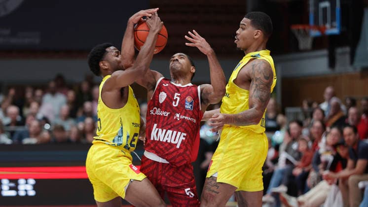 Im Bild: v.li. Jeremy Roach (EWE Baskets Oldenburg, 5), Kenny Dye (Wuerzburg Baskets, 5) am Ball und Demajeo Wiggins (EWE Baskets Oldenburg, 2) 25.09.2026, Fitness First Wuerzburg Baskets vs. EWE Baskets Oldenburg, easyCredit BBL, 2. Spieltag, Deutschland, 97072, tectake-Arena Wuerzburg, Copyright: HMBxMedia xJulienxBecker