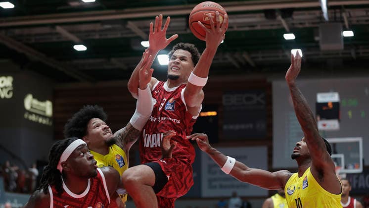 Im Bild: v.li. Charles Thompson (Wuerzburg Baskets, 32), Tylan Pope (EWE Baskets Oldenburg, 9), Brandon Tischler (Wuerzburg Baskets, 8) am Ball und Nate Johnson (EWE Baskets Oldenburg, 10) 25.09.2026, Fitness First Wuerzburg Baskets vs. EWE Baskets Oldenburg, easyCredit BBL, 2. Spieltag, Deutschland, 97072, tectake-Arena Wuerzburg, Copyright: HMBxMedia xJulienxBecker