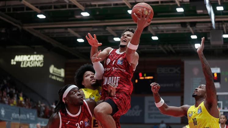 Im Bild: v.li. Charles Thompson (Wuerzburg Baskets, 32), Tylan Pope (EWE Baskets Oldenburg, 9), Brandon Tischler (Wuerzburg Baskets, 8) am Ball und Nate Johnson (EWE Baskets Oldenburg, 10) 25.09.2026, Fitness First Wuerzburg Baskets vs. EWE Baskets Oldenburg, easyCredit BBL, 2. Spieltag, Deutschland, 97072, tectake-Arena Wuerzburg, Copyright: HMBxMedia xJulienxBecker