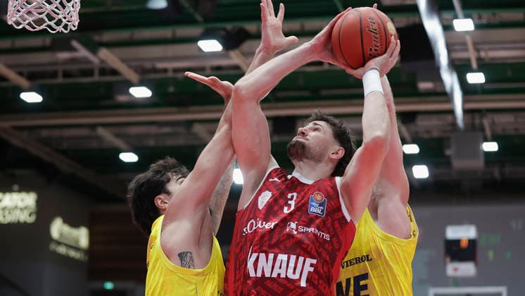Im Bild: v.li. Marcel Kessen (EWE Baskets Oldenburg, 15), Leo Saffer (Wuerzburg Baskets, 3) am Ball und Seth Hinrichs (EWE Baskets Oldenburg, 21) 25.09.2026, Fitness First Wuerzburg Baskets vs. EWE Baskets Oldenburg, easyCredit BBL, 2. Spieltag, Deutschland, 97072, tectake-Arena Wuerzburg, Copyright: HMBxMedia xJulienxBecker