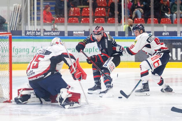 Edgars Homjakovs (71, ECDC Memmingen Indians), Olafr Schmidt (35, EHC Freiburg) und Kilian Kühnhauser (95, EHC Freiburg) beim Spiel zwischen ECDC Memmingen Indians v EHC Freiburg, Eishockey, Herren, DEL2, 2026 2027, 3.Spieltag am 25.09.2026 in Memmingen, Kutter Arena. Bayern Deutschland