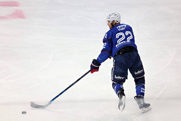 22 PLACHTA Matthias (Adler Mannheim) controls the Ball. GER, Adler Mannheim vs. Krefeld Pinguine, Eishockey, PENNY DEL, 3. Spieltag, Spielzeit 2026 2027, 25.09.2026 GER, Adler Mannheim vs. Krefeld Pinguine, Eishockey, PENNY DEL, 3. Spieltag, Spielzeit 2026 2027, 25.09.2026 Deutschland Copyright: xEibner-Pressefoto LenaxUllrichx EP_LUH