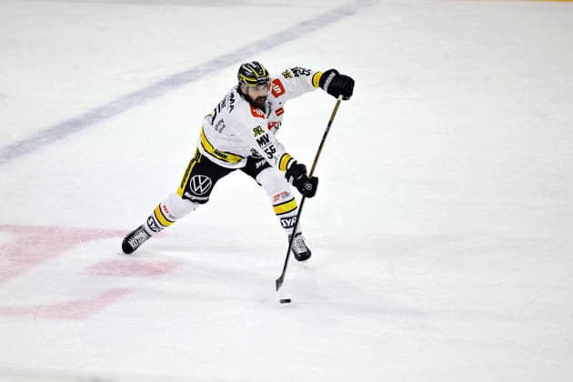 90 PAYERL Adam (Krefeld Pinguine) shoots the Ball GER, Adler Mannheim vs. Krefeld Pinguine, Eishockey, PENNY DEL, 3. Spieltag, Spielzeit 2026 2027, 25.09.2026 GER, Adler Mannheim vs. Krefeld Pinguine, Eishockey, PENNY DEL, 3. Spieltag, Spielzeit 2026 2027, 25.09.2026 Deutschland Copyright: xEibner-Pressefoto LenaxUllrichx EP_LUH