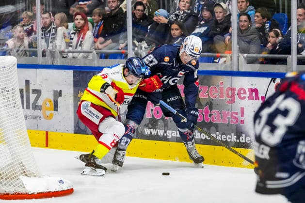 Kampf um den Puck Zweikampf zwischen Kristian Blumenschein (Duesseldorfer EG, 8) und Thomas Reichel (Towerstars Ravensburg, 27), GER, Ravensburg Towerstars vs. Duesseldorfer EG, Eishockey, DEL2 Hauptrunde, 3. Spieltag, Spielzeit 2026 2027, 25.09.2026 GER, Ravensburg Towerstars vs. Duesseldorfer EG, Eishockey, DEL2 Hauptrunde, 3. Spieltag, Spielzeit 2026 2027, 25.09.2026 Ravensburg Copyright: xEibner-Pressefoto MaximilianxRistx EP_MRT