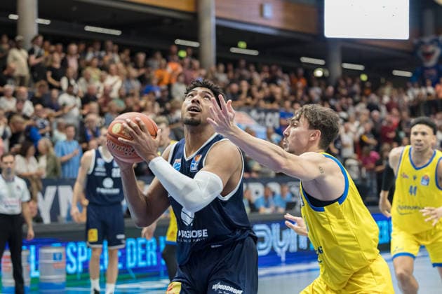 Kostja Mushidi (MBC, 10), Kristofer Krause (Jena, 36), Syntainics MBC vs. Science City Jena, BBL, Basketball Männer, 1. Bundesliga, 2. Spieltag, Saison 2026 27, 25.09.2026. Weißenfels Stadthalle Sachsen-Anhalt Deutschland