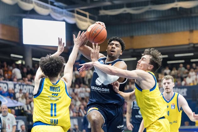 Isaiah Moses (Jena, 11), Kostja Mushidi (MBC, 10), Kristofer Krause (Jena, 36), Syntainics MBC vs. Science City Jena, BBL, Basketball Männer, 1. Bundesliga, 2. Spieltag, Saison 2026 27, 25.09.2026. Weißenfels Stadthalle Sachsen-Anhalt Deutschland