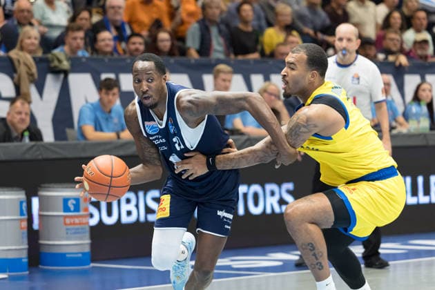 Kris Clyburn (MBC, 21), Pierre Brooks II (Jena, 1), Syntainics MBC vs. Science City Jena, BBL, Basketball Männer, 1. Bundesliga, 2. Spieltag, Saison 2026 27, 25.09.2026. Weißenfels Stadthalle Sachsen-Anhalt Deutschland