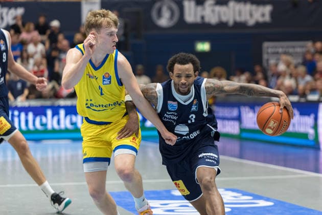 Raphael Falkenthal (Jena, 2), DeLonnie Hunt (MBC, 3), Syntainics MBC vs. Science City Jena, BBL, Basketball Männer, 1. Bundesliga, 2. Spieltag, Saison 2026 27, 25.09.2026. Weißenfels Stadthalle Sachsen-Anhalt Deutschland