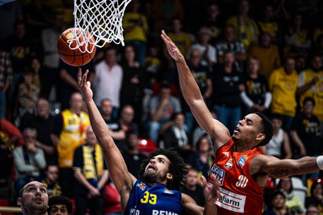 easyCredit BBL - Phoenix Hagen vs. ratiopharm ulm, Hagen, 25.09.2026, Ischelandhalle Hagen Trenton Gibson (33, Phoenix Hagen, SG) beim Korbleger, verteidigt von Jaylen Sims (30, ratiopharm ulm, SG) ; easyCredit BBL - Phoenix Hagen vs. ratiopharm ulm, Hagen, 25.09.2026, Ischelandhalle Hagen Copyright: xBEAUTIFULxSPORTS Piepenstockx