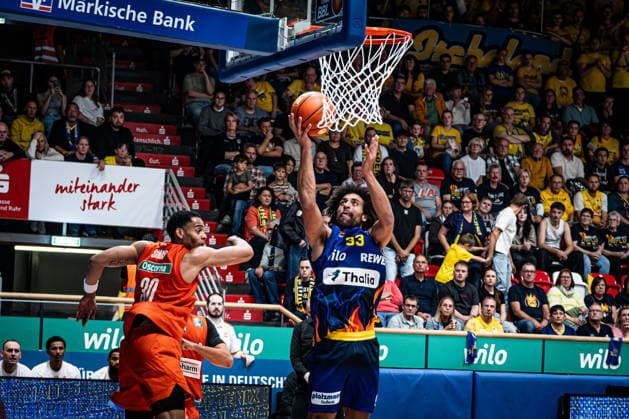 easyCredit BBL - Phoenix Hagen vs. ratiopharm ulm, Hagen, 25.09.2026, Ischelandhalle Hagen Trenton Gibson (33, Phoenix Hagen, SG) mit einem Korbleger gegen Jaylen Sims (30, ratiopharm ulm, SG) ; easyCredit BBL - Phoenix Hagen vs. ratiopharm ulm, Hagen, 25.09.2026, Ischelandhalle Hagen Copyright: xBEAUTIFULxSPORTS Piepenstockx