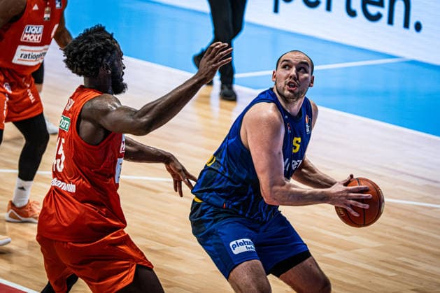 easyCredit BBL - Phoenix Hagen vs. ratiopharm ulm, Hagen, 25.09.2026, Ischelandhalle Hagen Cameron Krutwig (25, Phoenix Hagen, PF) verteidigt von Oluwasimisola Shittu (45, ratiopharm ulm, C) ; easyCredit BBL - Phoenix Hagen vs. ratiopharm ulm, Hagen, 25.09.2026, Ischelandhalle Hagen Copyright: xBEAUTIFULxSPORTS Piepenstockx