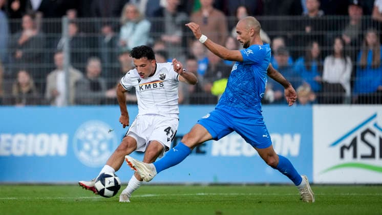 v.li.: Arianit Ferati (SVS, 47), Iosif Maroudis (FC Astoria, 25), Zweikampf, Spielszene, Duell, duel, tackle, tackling, Dynamik, Action, Aktion, 25.09.2026, Walldorf (Deutschland), Fussball, Regionalliga Südwest, FC-Astoria Walldorf - SV Sandhausen