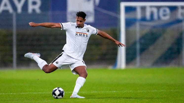 Yannick Osee (SVS, 13), am Ball, Freisteller, Ganzkörper, Einzelbild, Einzelfoto, Aktion, Action, 25.09.2026, Walldorf (Deutschland), Fussball, Regionalliga Südwest, FC-Astoria Walldorf - SV Sandhausen