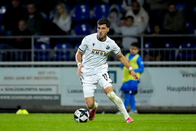 Mert Tasdelen (SVS, 11), am Ball, Freisteller, Ganzkörper, Einzelbild, Einzelfoto, Aktion, Action, 25.09.2026, Walldorf (Deutschland), Fussball, Regionalliga Südwest, FC-Astoria Walldorf - SV Sandhausen