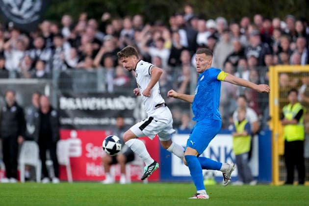 v.li.: Niklas Tarnat (SVS, 6), Marcel Carl (FC Astoria, 9, Kapitän), Zweikampf, Spielszene, Duell, duel, tackle, tackling, Dynamik, Action, Aktion, 25.09.2026, Walldorf (Deutschland), Fussball, Regionalliga Südwest, FC-Astoria Walldorf - SV Sandhausen