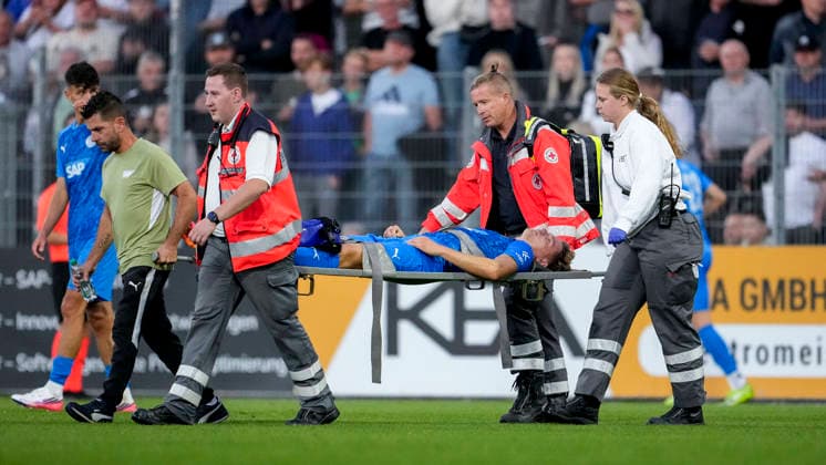 Maik Goß (Goss, FC Astoria, 2) muss mit Verdacht auf Kreuzbandriss (ACL) von Sanitätern vom Platz getragen werden, Spieler vom FC-Astoria Walldorf, verletzt, Verletzung, Verletzungspause, Action, Aktion, Spielszene, 25.09.2026, Walldorf (Deutschland), Fussball, Regionalliga Südwest, FC-Astoria Walldorf - SV Sandhausen
