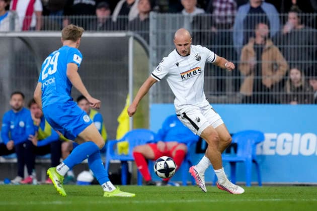 v.li.: Marvin Mutz (FC Astoria, 29), Felix Lohkemper (SVS, 10), Zweikampf, Spielszene, Duell, duel, tackle, tackling, Dynamik, Action, Aktion, 25.09.2026, Walldorf (Deutschland), Fussball, Regionalliga Südwest, FC-Astoria Walldorf - SV Sandhausen